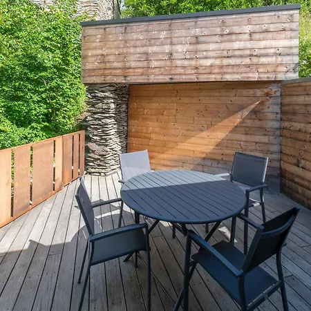 In With Castle Views *